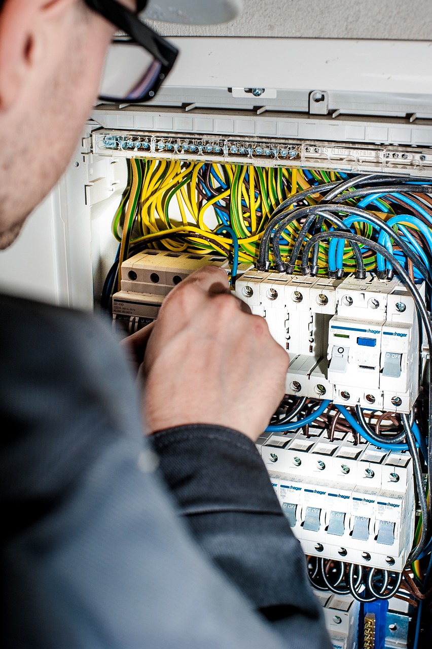 /asset/www.elektro-ohmper.at/wp-content/uploads/2023/10/electrician-1080573_1280.jpg