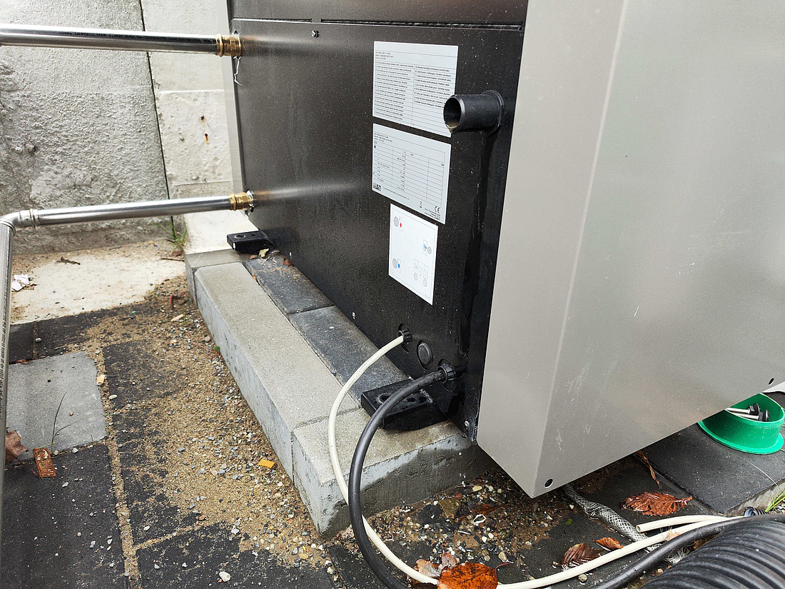 /asset/www.energie-experten.org/fileadmin/_processed_/c/9/csm_Waermepumpe_Planung_Stromanschluss_Drehstrom-230V-Anschluss_Foto_energie-expertenorg_a4eba6b4ee.jpg